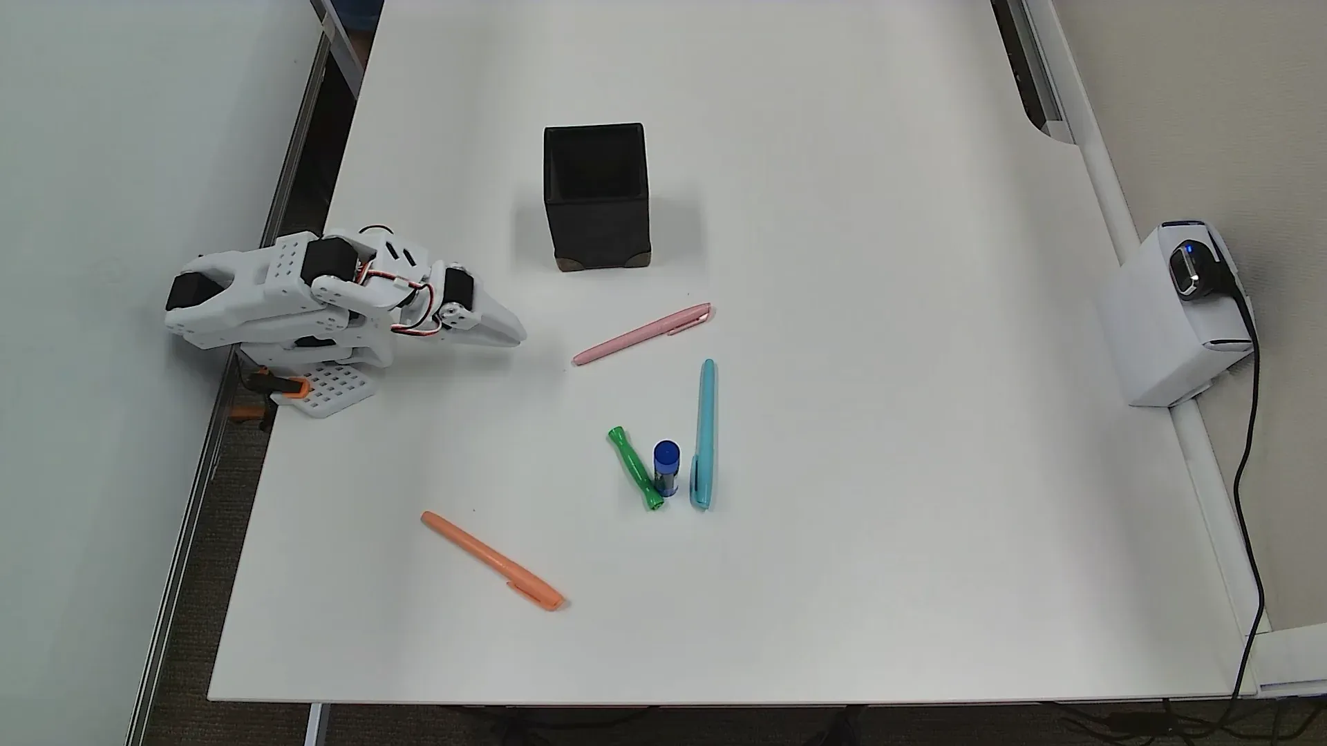 Top camera view of the Bus Table (Medium) workspace showing denser object arrangement.
